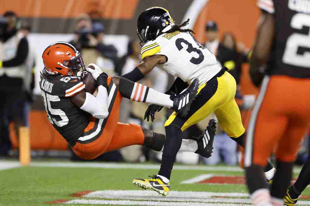 Despite Cade York's missed PAT, the Steelers lead the Browns 14-13 at the half